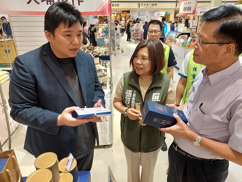 東港東大興第一次參與大樂購物中心特賣會，積極向外行銷東港特色物產。_0m.jpg