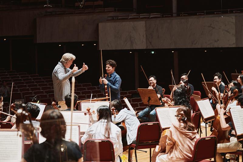 小提琴家奧古斯汀‧哈德里奇（Augustin Hadelich）與指揮湯瑪斯‧道斯加德（Thomas Dausgaard）及NSO為5月4日音樂會進行排練。