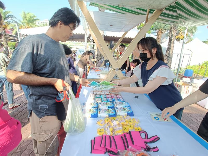 農業局政風室也前進神農市集，以有獎徵答互動方式宣導廉潔反貪意識，吸引大批民眾參與。