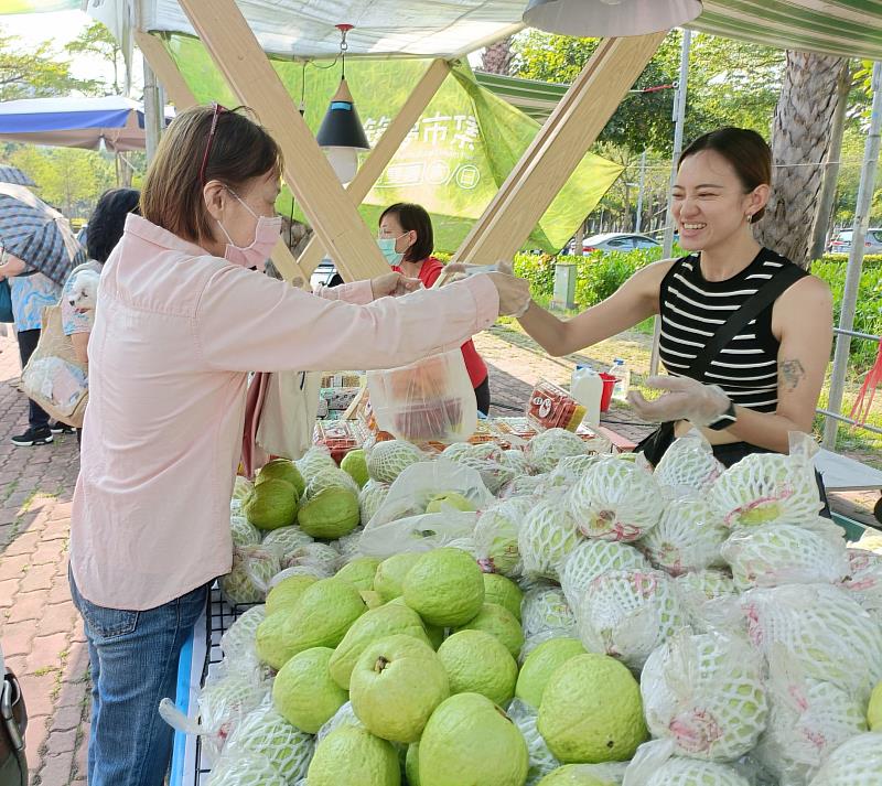 神農市集農產品展售活動，構建農民與消費者的互動平台，將在地小農所生產的安全優質蔬果，呈現給都會區市民。