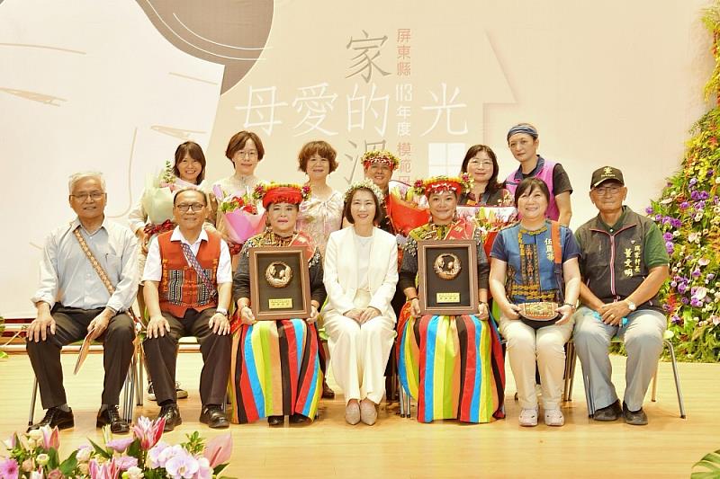 王秀琴女士(前排左三)與洪婉凌女士(前排右三)是屏東首對模範寄養媽媽一起獲得表揚的婆_.jpg