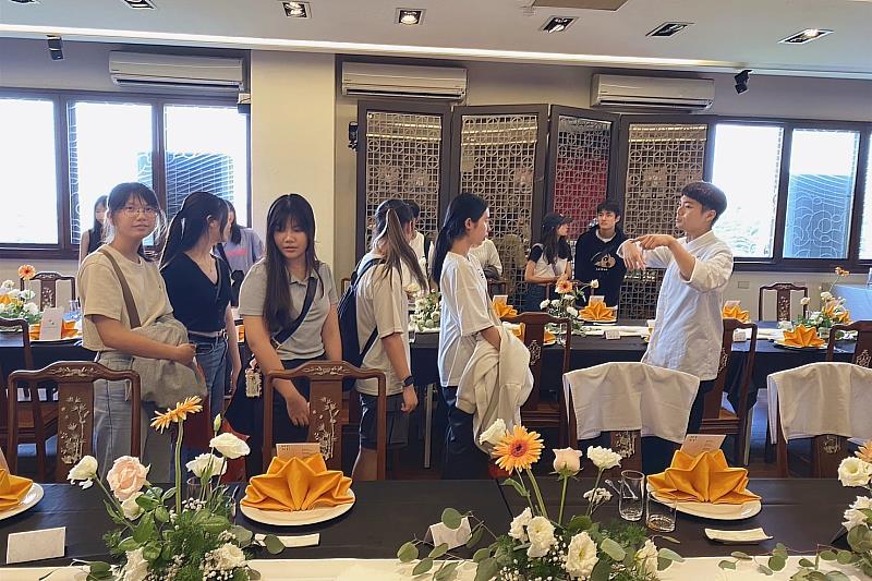 中廚系學生導覽實習餐廳