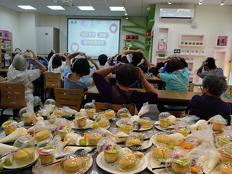 伊甸三峽國光日照中心落實社區共融，舉辦一日烘焙課，邀據點長輩們與服務對象一起做母親節蛋糕。