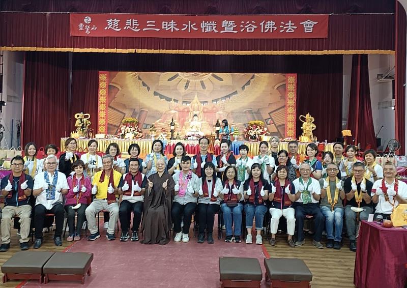 嘉義中心監院寶曜法師為大眾祈福。（靈鷲山嘉義中心提供）