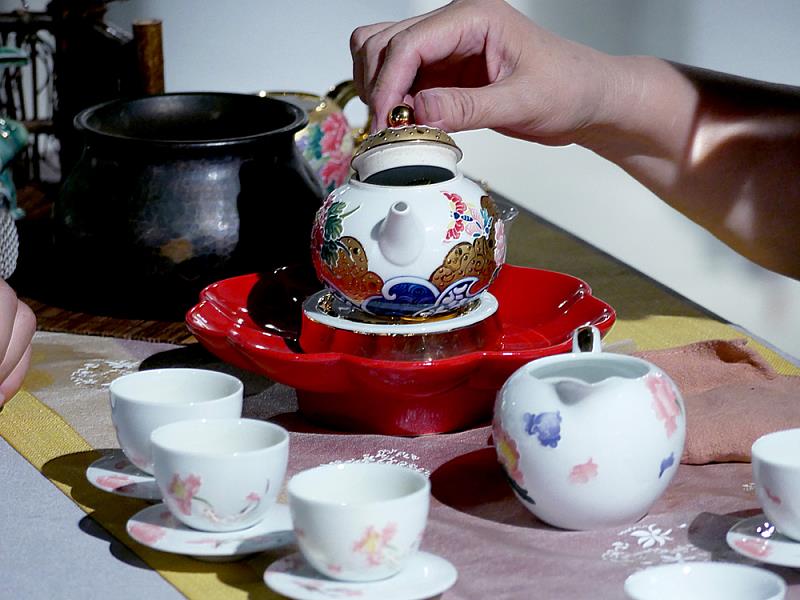 張美雲老師分享她的設計新作品的創作靈感。高級的法華彩茶具在她的巧手下變得更加親民、更貼近生活。