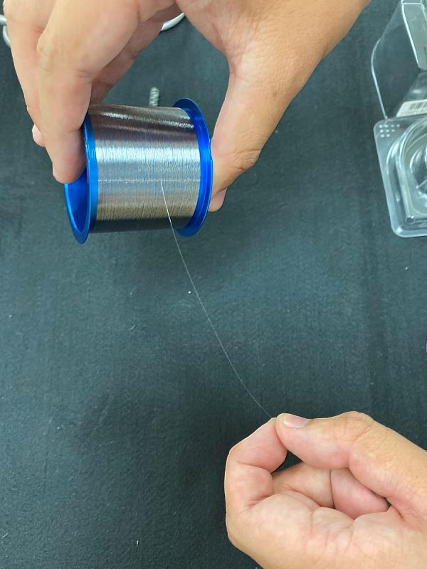 成大材料系特聘教授洪飛義團隊以創新技術，將耐熱不鏽鋼抽拉成最細只有15微米的細絲
