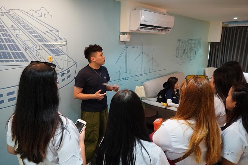 圖／華大觀光學院的學生向參訪學生介紹，院上斥資百萬與東元電機打造的「智慧健康宅」。