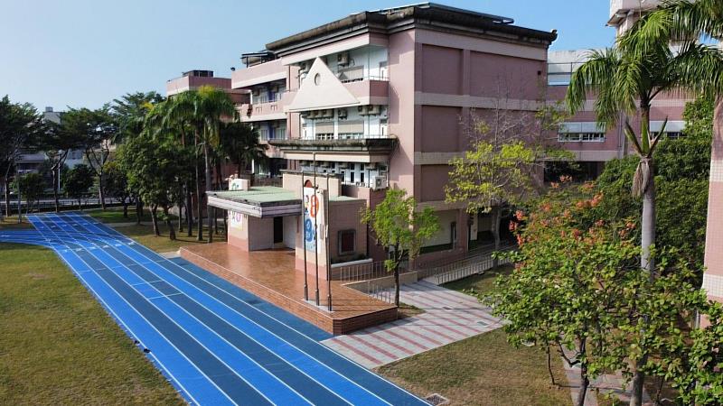 圖2.新竹市政府全額補助頂埔國小修繕司令台屋簷及校舍磁磚牆面，推動安全舒適兼具美觀的優質校園環境。