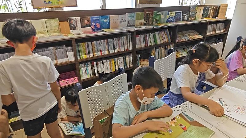 永靖國小學童在靜思書軒閱讀情況(頂新和德文教基金會提供)