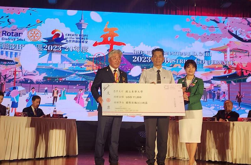 韓國3610地區扶輪社總監李奉石先生代表捐款1萬1,000美元予東華大學協助賑災，由徐輝明校長代表接受。