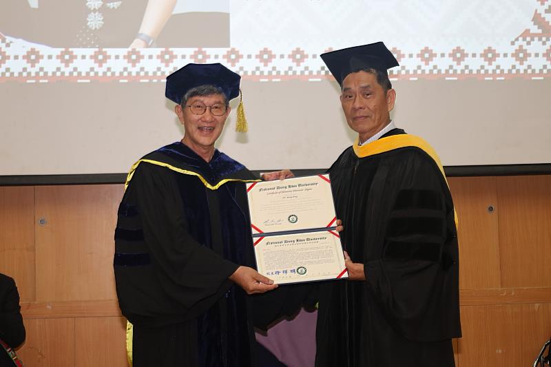 徐輝明校長頒發名譽社會科學博士學位予虞戡平導演。