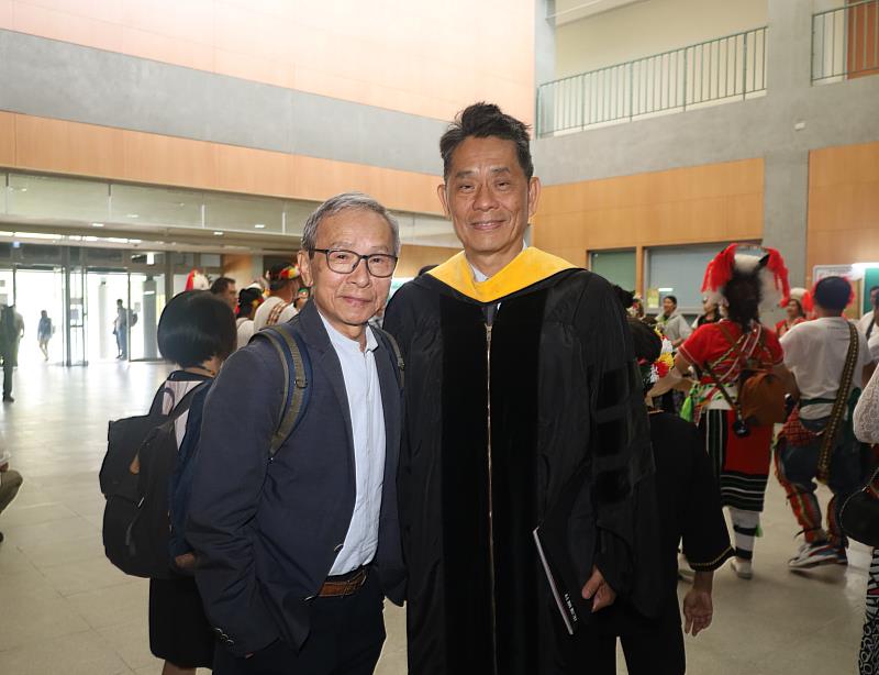 吳念真導演參加虞戡平導演「名譽社會科學博士學位」授予暨「原住民族一等獎章」頒獎典禮,與東華大學校長徐輝明合照。
