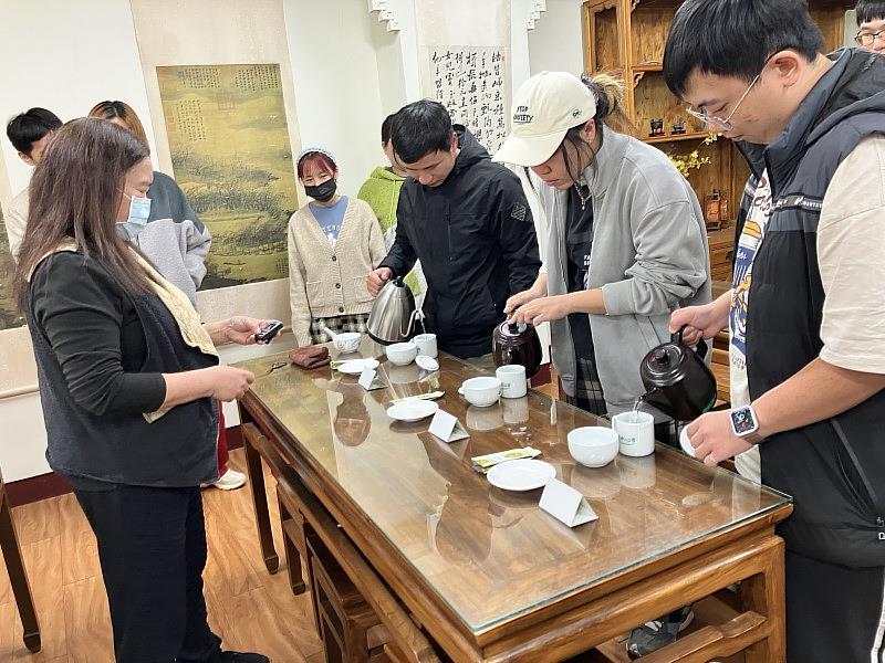 元培茶陶文創學程研習課程，業師指導同學們進行鬥茶活動