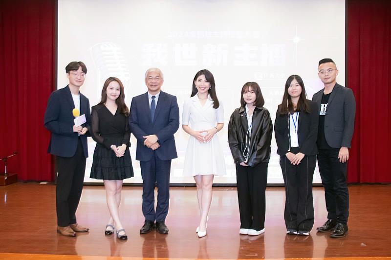 「我世新主播」大專組決賽世新校長陳清河（左三）與評審合影。（世新大學提供）