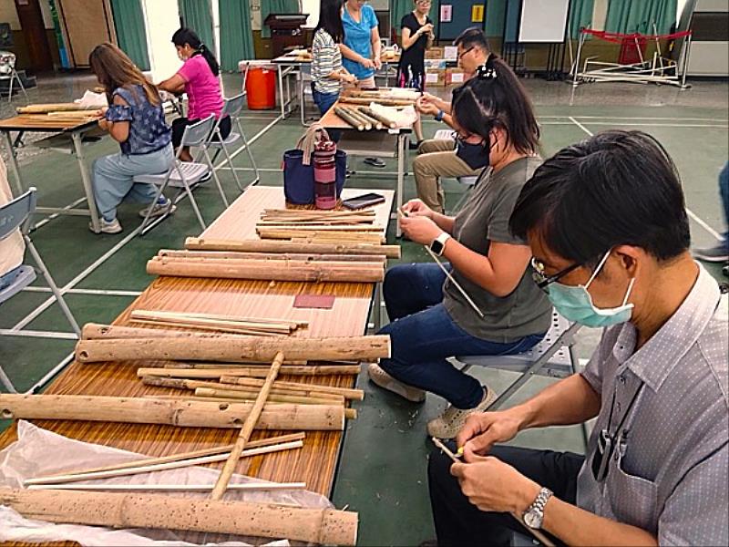 竹工藝種子教師培訓營教師從削竹皮開始上課的情形。