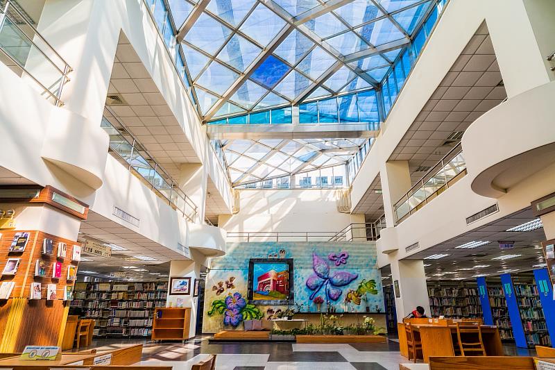 朝陽波錠紀念圖書館典藏圖書資源超過58萬冊，館藏量高居全台私立科大第一。