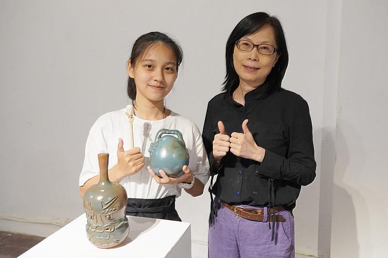 大葉大學造藝系蕭雅亘同學(左)與施惠吟老師(右)分享她的創作成果