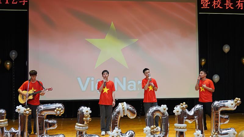 活動在越南同學演唱「Around Viet Nam」的歌聲達到最高潮