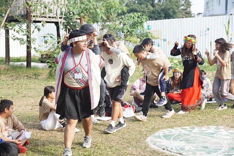 美國NSLI-Y計畫高中生穿上原住民服飾，跟著當地學生升火鋸木、採收樹豆、打陀螺、搭弓射箭，深入了解布農族的歷史文化，擴增跨文化體驗。