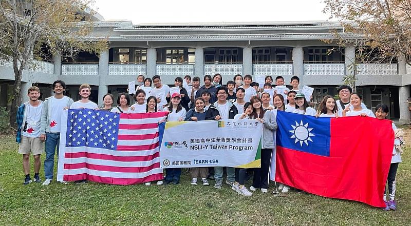 美國國務院選派12名頂尖高中生（NSLI-Y Taiwan計畫學生），在台留學期間除了學習華語，也走入高雄偏鄉，與高雄杉林區巴楠花部落國中小學學生，進行文化交流。
