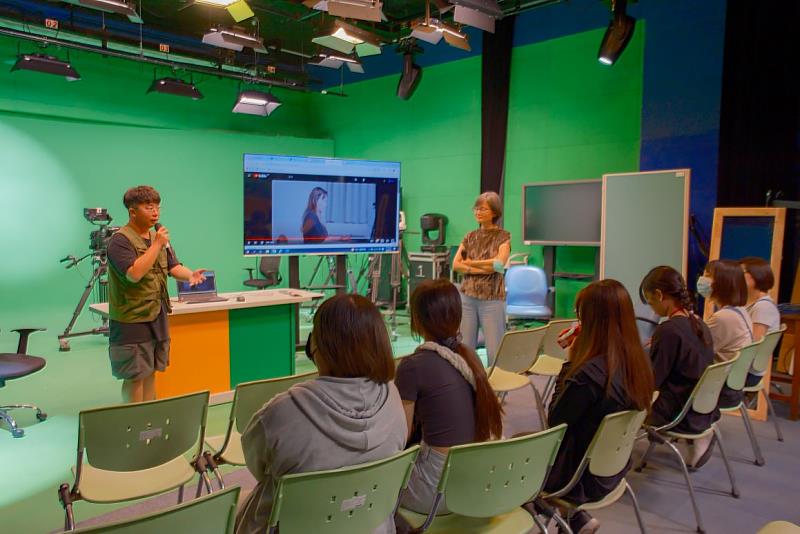 文藻外語大學校園開放日，傳播藝術系學生分享求學心得並展示攝影棚設備。