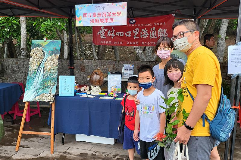 雲林四湖鄉親觀賞海洋廢棄物藝術品