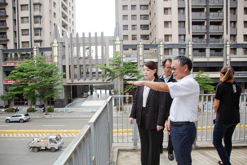 圖4 高市長查看關埔地區第一件公益捐建空橋目前情況