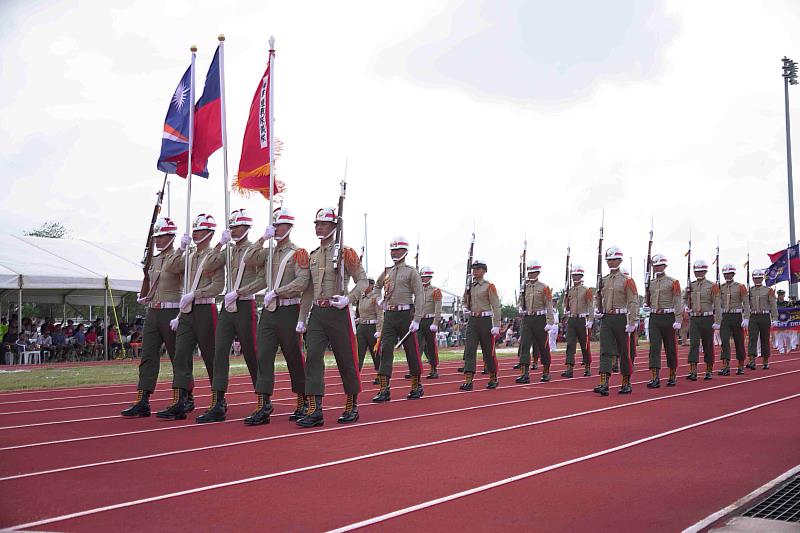 敦睦艦隊海軍陸戰隊儀隊參與馬國第45屆憲法日遊行活動。