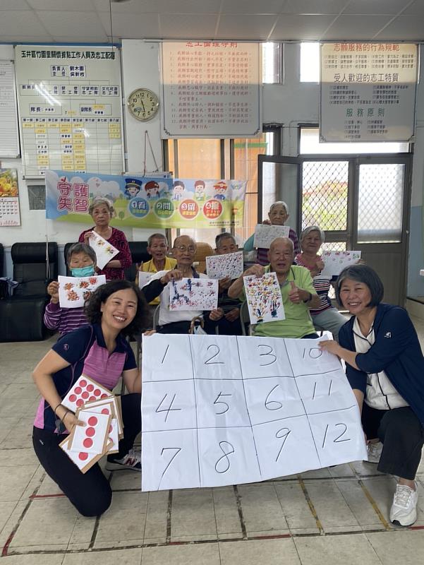 林家卉(1排左)、胡美滿(1排右)至玉井竹圍社區帶領長輩進行健康促進活動