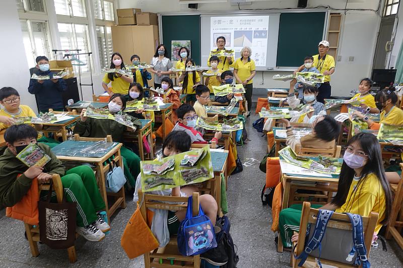 前進校園第2場邀請國光國小學童製作立體書，動手蓋一座紙上林家花園。