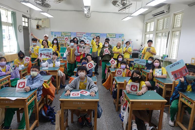 5月7日前往國光國小辦理繪本共讀活動，由林園志工帶領學童身歷其境般走訪林家花園。