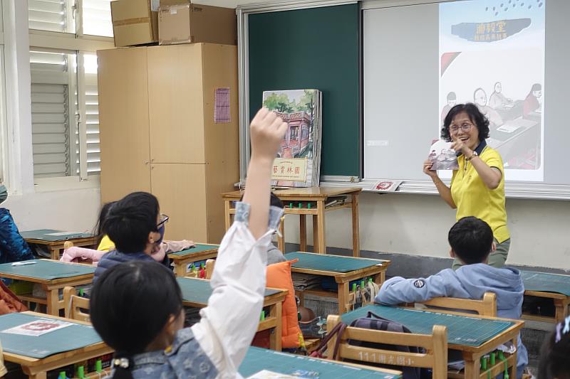 志工老師分享市定古蹟迪毅堂建立的故事，並介紹主要祭祀殉職的義勇為徐才。