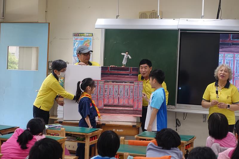 林園志工透過大型立體繪本搭配Q版人偶，4月11日帶領海山國小學童一起認識林本源園邸。