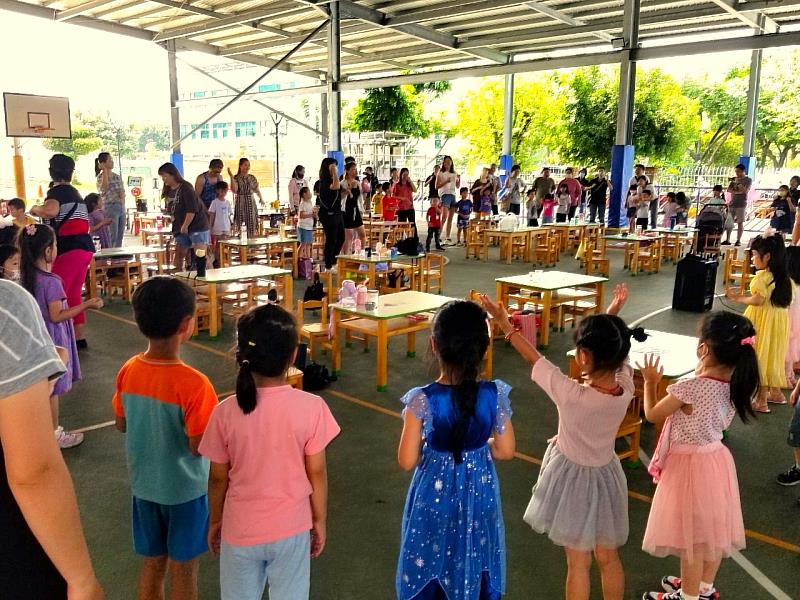 幼兒園的孩子們一起唱跳、為辛苦的媽咪按讚