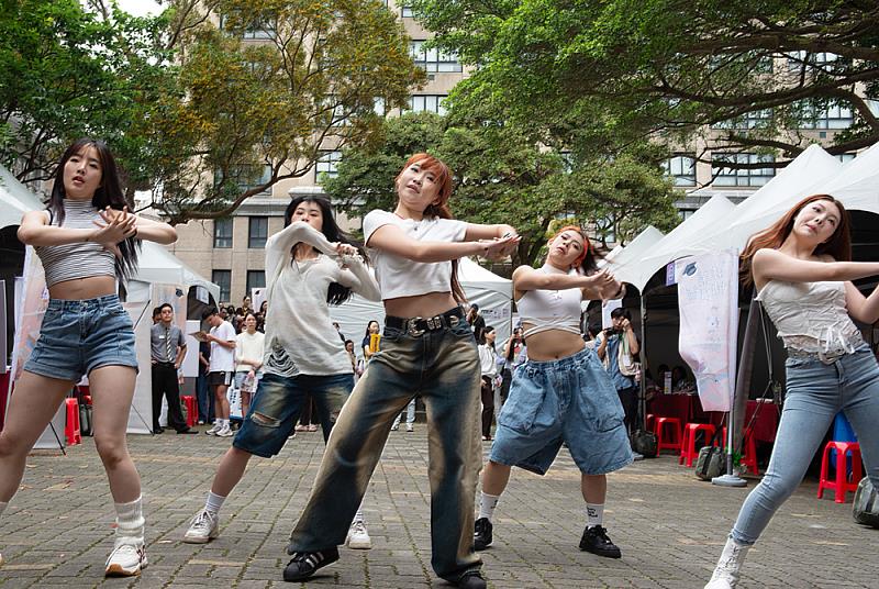 運動與健康促進學系以精彩的舞蹈表演，為就業徵才揭開序幕，展現文化大學青春活力。