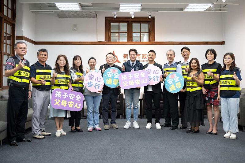 欣瀚國際科技公司董事長曾昭維、太空餐飲股份有限公司董事長林政宇，捐贈新竹市46所中小學500件交通導護反光背心大合照