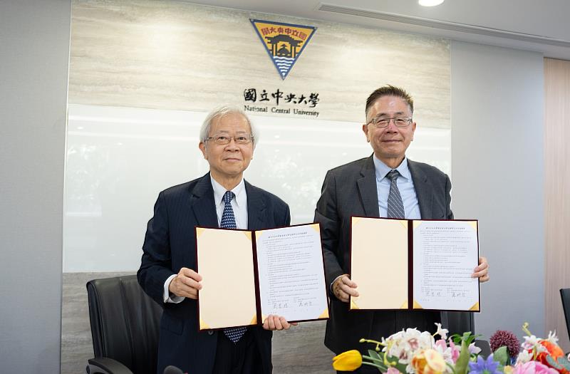 中央大學周景揚校長(圖右)與長庚大學湯明哲校長(圖左)代表簽約。