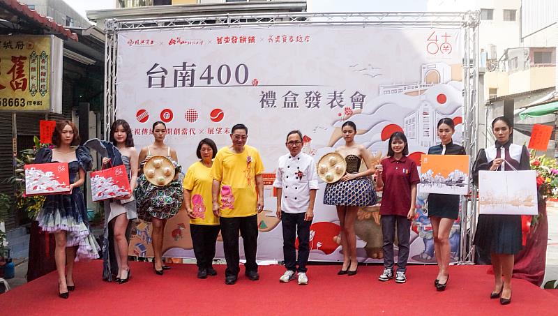 崑大時尚系學生帶來精采的「台南400禮盒時尚發表秀」