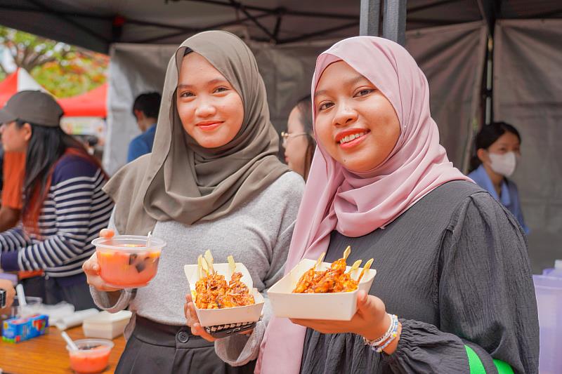 印尼學子準備家鄉傳統小吃與師生分享，大受歡迎。