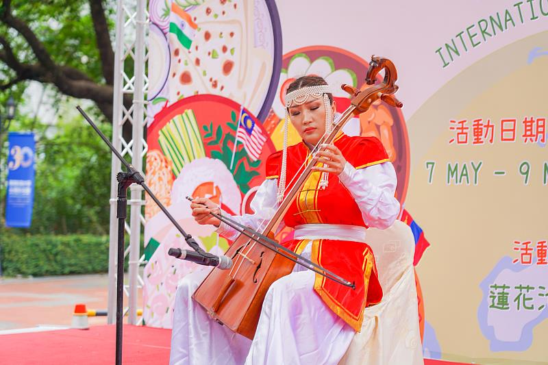 企管系碩士班蒙古學生帶來馬頭琴演奏，撼動人心。