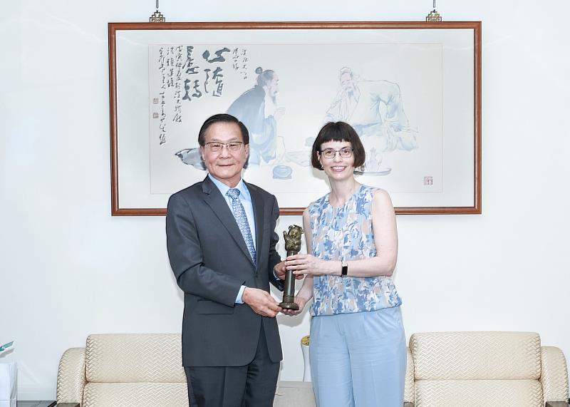 淡江大學校長葛煥昭（左）親贈熊貓獎座予文學院熊貓講者Prof. Vivien Petras。