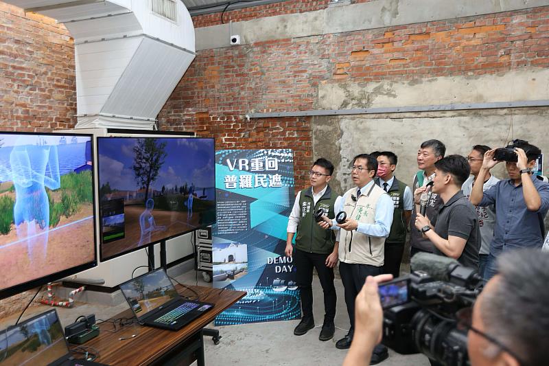 黃偉哲市長體驗回到《VR重回普羅民遮》