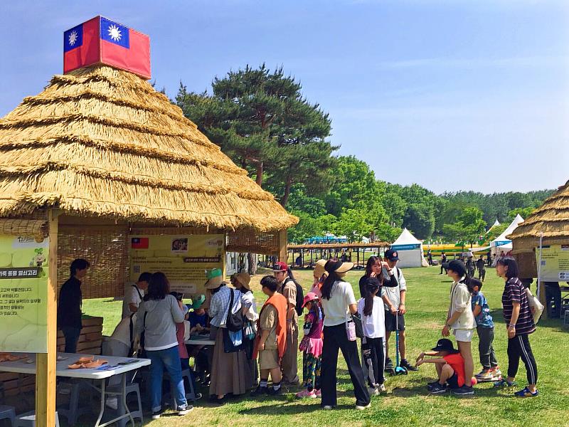 十三行博物館前進韓國漣川舊石器節，吸引各國民眾爭相排隊體驗。