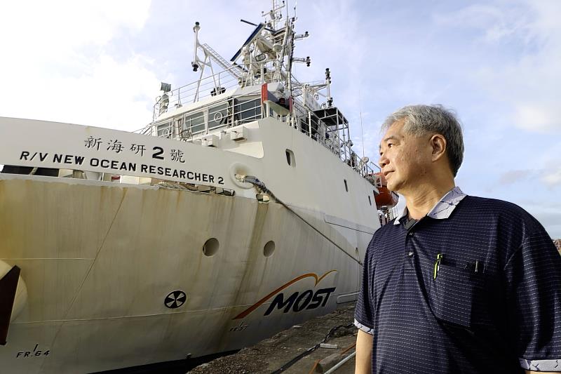 研究團隊搭乘新海研2號前往龜山島極端環境探索海洋生物的生存與適應策略