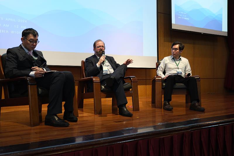 國家資通安全研究院林盈達副院長(右)、John Kindervag(中)以及臺科大資管系查士朝教授(左)，一同探討台灣零信任發展的現況。