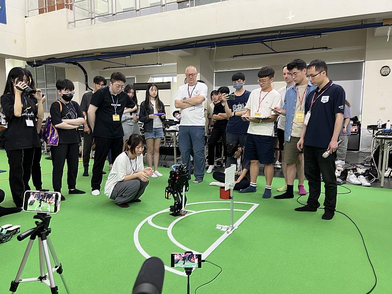 淡江大學電機二黃莉珊正在進行小型人形機器人籃球項目競賽。（圖／淡江大學電機系提供）