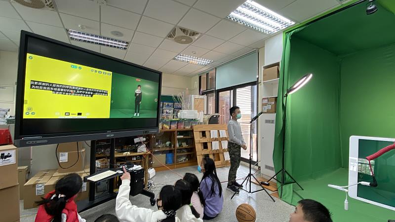 教師、學生運用資訊設備進行多元互動式跨域教與學教學中照片