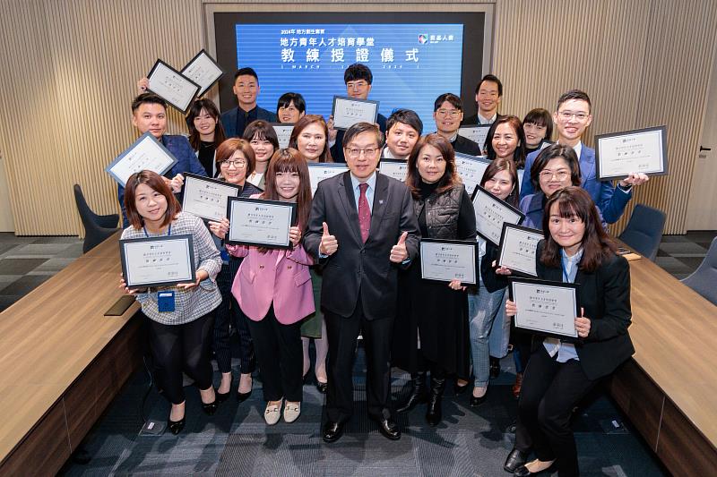 KGI Life Insurance is committed to the cultivation of rural young talents. Senior Executive Vice President, Eric Su (center) confers qualification certificates to New Leaf Academy coaches.