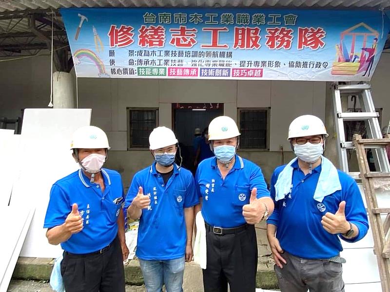 曹仁豪(右1)擔任服務志工，為弱勢及職災勞工修繕房屋