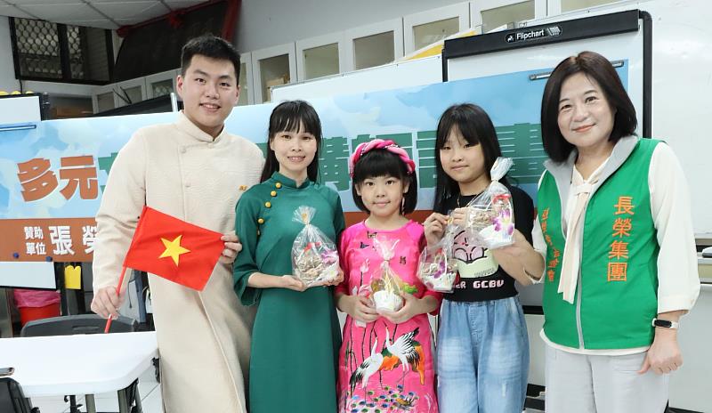 越南語教師武紅春(左二)自製母親節禮物給學童，讓學童送給母親一起慶祝母親節。